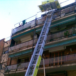 escalera estrecha, ascensor pequeño
