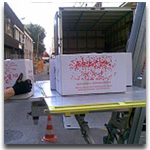 plataforma elevadora subiendo cajas en mudanzas